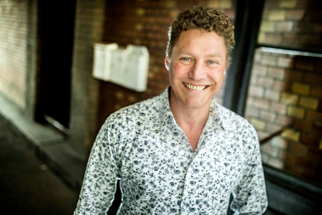 Peter Kowalsky mit gemustertem Hemd