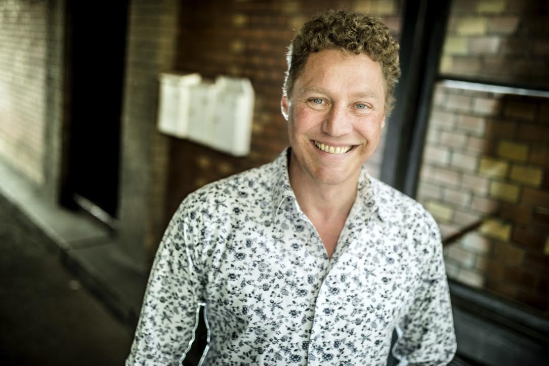 Peter Kowalsky mit gemustertem Hemd