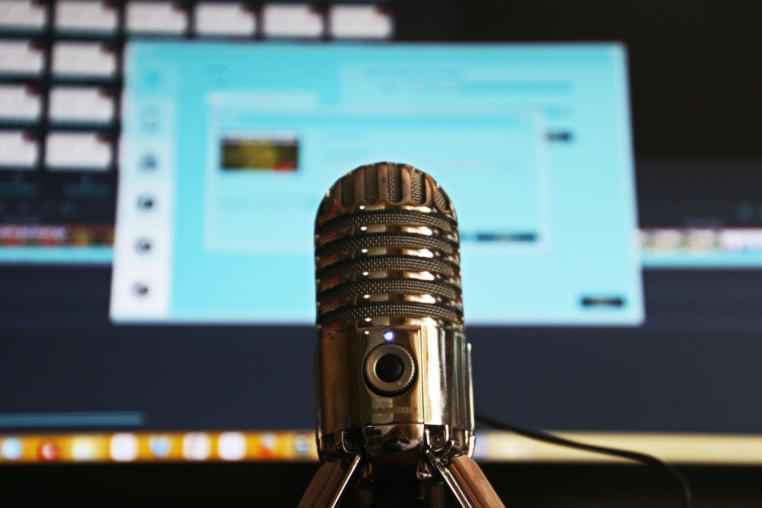 Ein Mikrofon vor einem Laptop, um einen Podcast aufzunehmen
