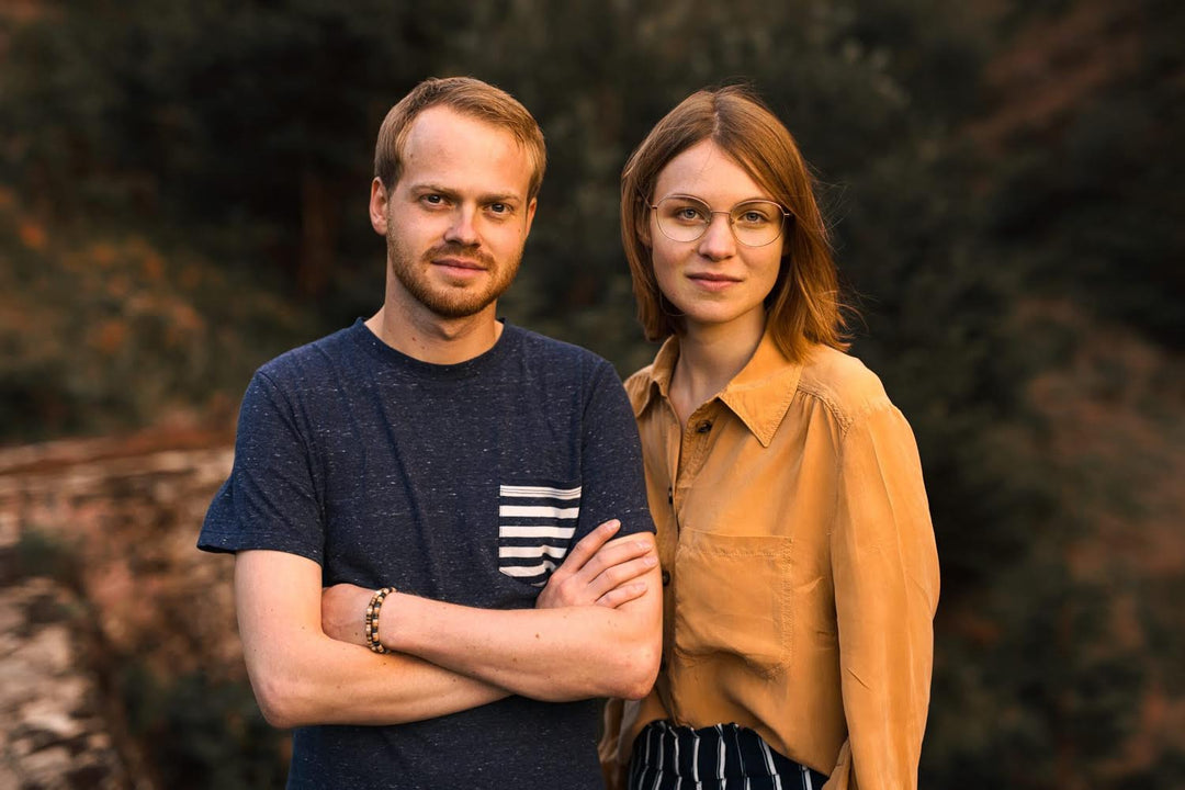 Felix und Julia von der Band WILLMAN blicken in die Kamera in einem Natursetting