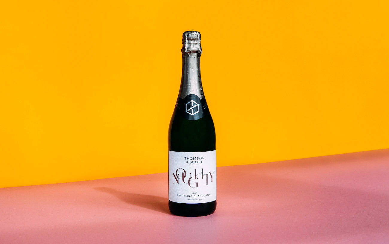 Auf dem Bild sieht man eine Flasche Noughty Organic Sparkling Chardonnay Sekt Ohne Alkohol.