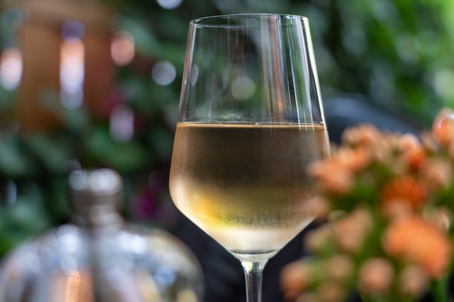 Diese alkoholfreien Weißweine gehören in deine Homebar!