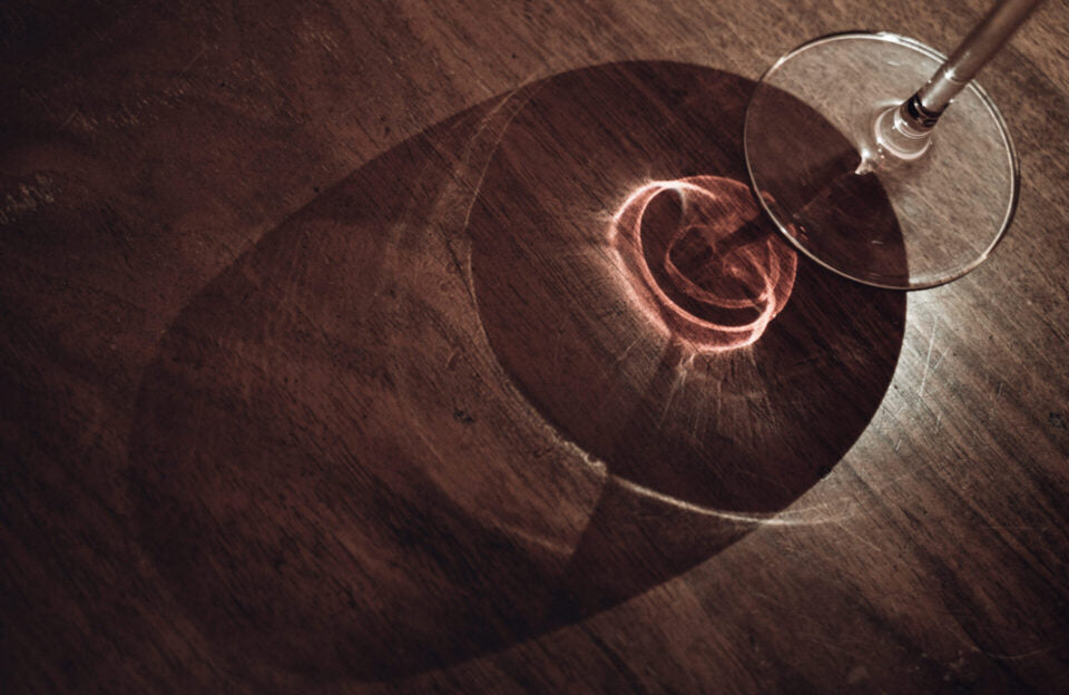 Alkoholfreier Rotwein auf dem Esstisch.