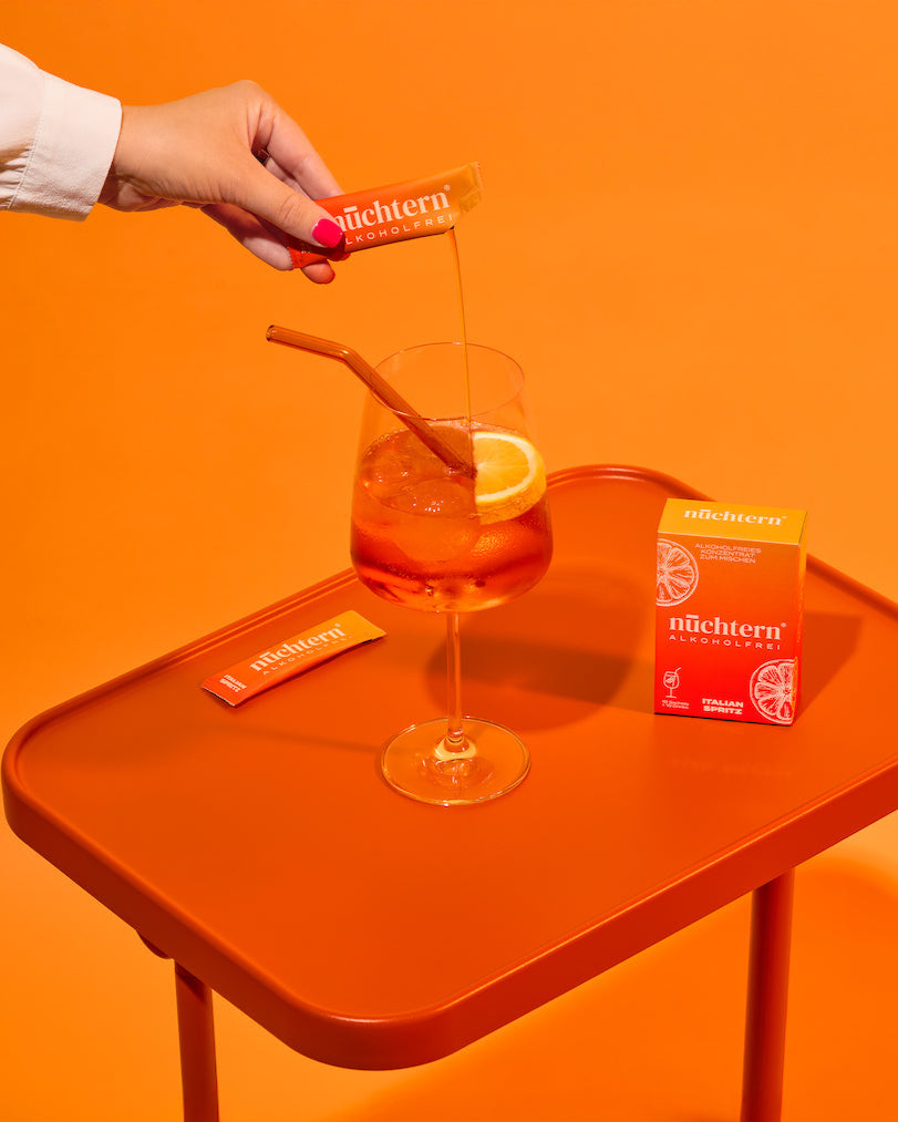 Das erste innovative alkoholfreie Produkt auf dem Markt von nüchtern. Ein Sachet Italian Spritz wird eingegossen. 