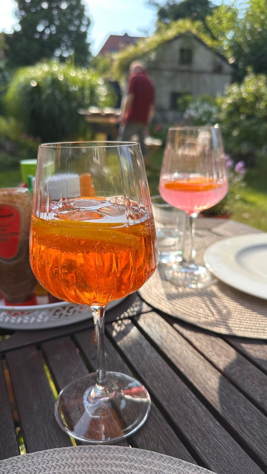 Alkoholfreie Drinks im Garten.