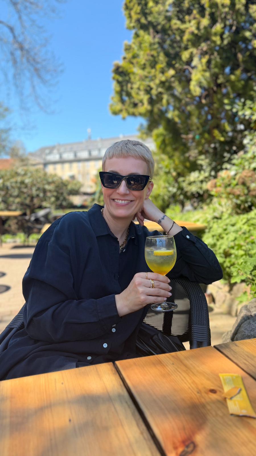 Frau mit alkoholfreiem Aperitivo im Restaurant