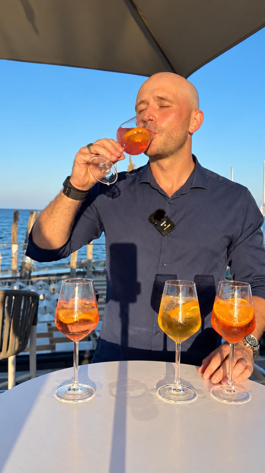 Barkeeper trinkt alkoholfreie Aperitifs